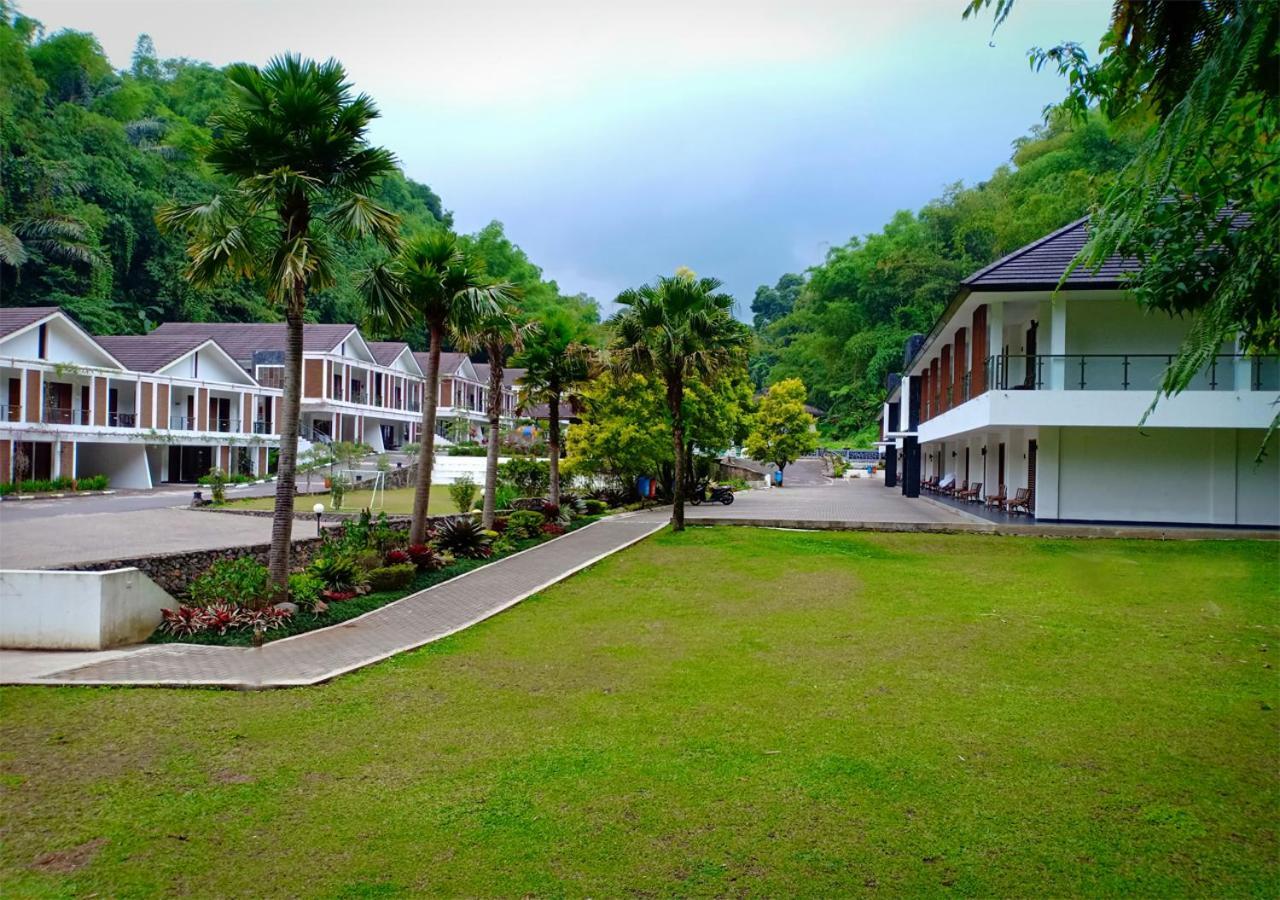 Zuri Resort Cipanas Puncak Exterior foto