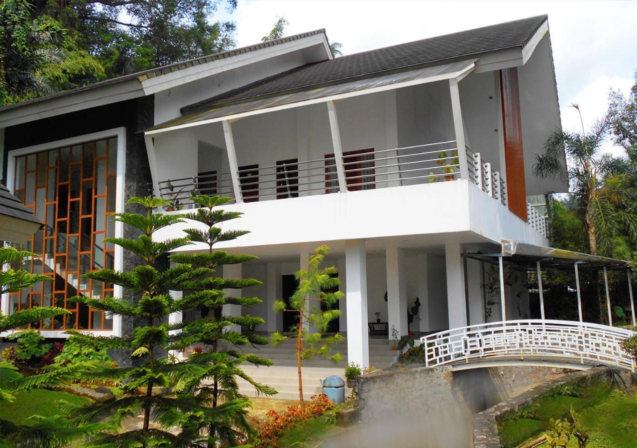 Zuri Resort Cipanas Puncak Exterior foto